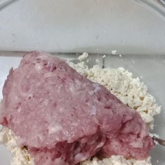 Ngâm nấm mèo và bún tàu cho nở mềm. Vớt ra để ráo băm nhuyễn. Đậu hủ cắt đôi lấy phần ruột trắng bên trong để riêng ra và phần vỏ đậu để riêng ra. Cà chua rửa sạch cắt hạt lựu. Hành tây cắt hạt lựu.