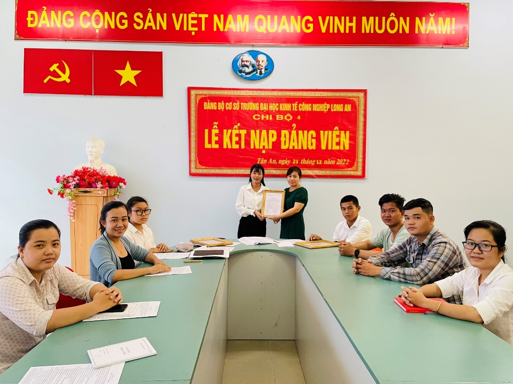 Đảng viên mới nhận quyết định