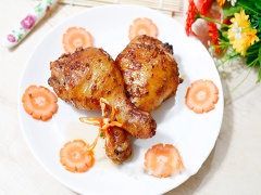 Lấy đùi gà nướng muối ớt ra thưởng thức ngay khi còn nóng. Đùi gà nướng muối ớt với cách làm đơn giản, đùi gà tẩm ướp 1 lần gia vị cho ngấm rồi cho vào lò nướng chín. Vị thịt gà nướng chín thơm, béo mặn, cay cay ngon miệng.