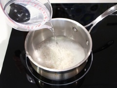 Sau đó cho gạo vào nồi, thêm 1 lít nước rồi đun sôi trong 45 phút.