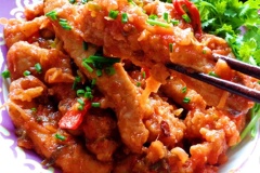 Làm nóng chảo dầu với 1 muỗng canh dầu ăn, cho hành vào xào trước rồi cho cà chua vào sau đó cho một ít nước. Nấu tới khi cà mềm thì cho tương cà tương ớt và nêm thêm gia vị cho vừa thì cho thịt heo chiên vào tầm 3 phút thì tắt bếp. Múc ra đĩa thêm hành lá và tiêu cho thơm dùng với cơm nóng nha mọi người.