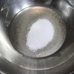 Trộn đều bột mì, bột cacao, baking soda trong một cái tô. Đánh đều dầu ăn với đường sau đó thêm trứng gà vào đánh đến khi tạo bọt. Sau đó thêm buttermilk và 1 vài giọt màu đỏ. Lượng màu phụ thuộc vào độ đậm mà bạn muốn nhé.