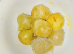 Lòng đỏ trứng muối hấp 10 phút, sau đó dùng muỗng tán nhuyễn.