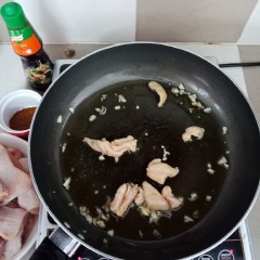Làm nóng chảo với dầu, cho hành tỏi vào phi thơm. Cho gà vào áp chảo xém vàng 2 mặt. Sau đó nêm vào Xốt nêm đậm đà thịt gà (hoặc thịt heo đều hợp) + bột ngũ vị hương + nước tương và đường. Dùng sạn đảo đều cho hỗn hợp thấm vị.