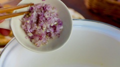 Làm nước mắm nêm: đun nóng 2 muỗng canh dầu điều, sau đó lần lượt cho 15gr sả băm, 15gr tỏi băm, 15gr hành tím băm và 15gr ớt băm vào, phi thơm.