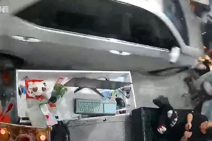 Đạp nhầm chân ga, ô tô lao xuyên vào tiệm tóc khiến khách ngồi bên trong hoảng loạn - Tạp chí Doanh Nghiệp Việt Nam