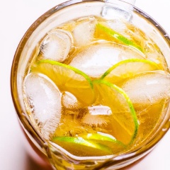Khi uống, rót trà chanh soda ra ly và thưởng thức. Trà chanh soda với sự kết hợp giữa nước soda và trà chanh thơm lừng chua chua tăng cường sức đế kháng và giúp giảm cân hiệu quả. Lưu công thức để làm ngay khi cần nha.