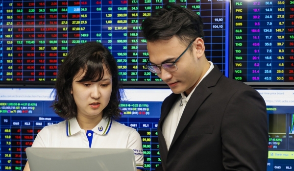 Nhận định Thị Trường Chứng Khoán Ngày 10/7: VN-Index Đối Mặt Với Nhịp Giằng Co, Hạn Chế Xu Hướng Mua Đuổi