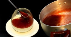 Múc sốt dâu tây đã làm vào ly panna cotta.