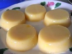 Cho hỗn hợp vào khay làm đá mi, để nguội rồi cho vào ngăn đá tủ lạnh. Khi rau câu đông lại thì cho ra khỏi tủ lạnh để làm nhân bánh.