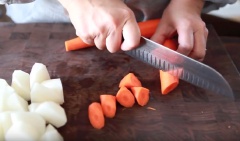 Tôm khô và sò điệp khô ngâm nước ấm khoảng 30 phút cho nở. Củ cải, cà rốt gọt vỏ, thái miếng vuông. Sườn chặt miếng vừa ăn, nếu dùng thịt nạc thì thái miếng vuông. Đun nước sôi, chần sườn trong vài phút rồi đổ nước đi, rửa sạch lại sườn.