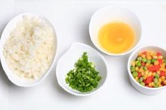 Tôm bóc vỏ, xào chín. Thịt nguội cắt hạt lựu. Trứng gà đập ra chén, đánh tan, cho chút hạt nêm, khuấy đều. Cà rốt cắt hạt lựu. Đậu Hà Lan rửa sạch, chần chín.