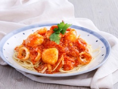 Múc hỗn hợp sốt hải sản vào đĩa mì ý, trang trí tùy thích và thưởng thức ngay cho nóng!