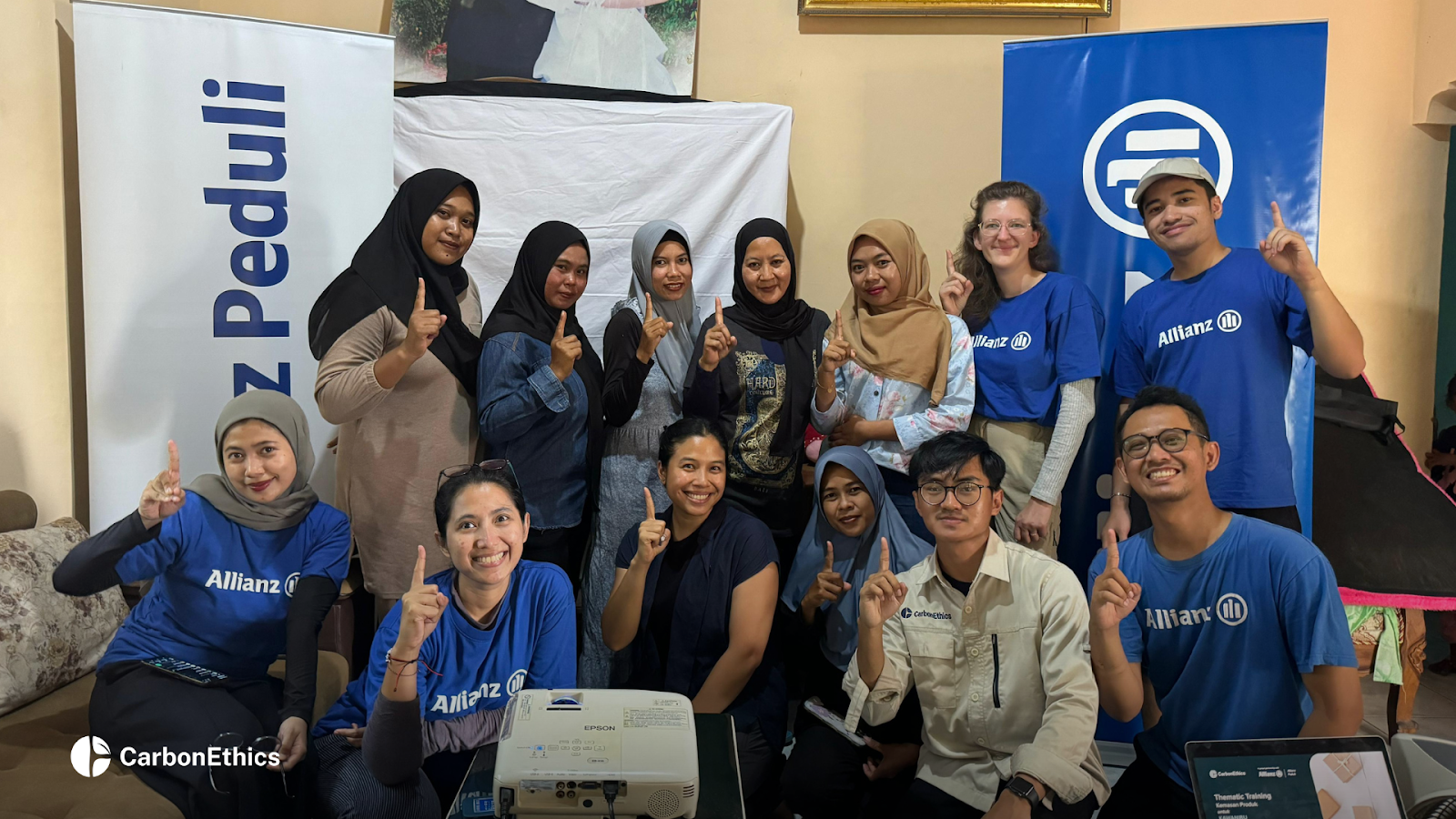 CarbonEthics, together with Yayasan Allianz Peduli team, poses for a photo with KAWANIBU members in Tanjungpakis.
