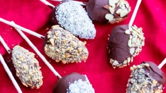 Giờ bạn đã có những que kẹo chocolate bọc dâu tây cho Valentine rồi!