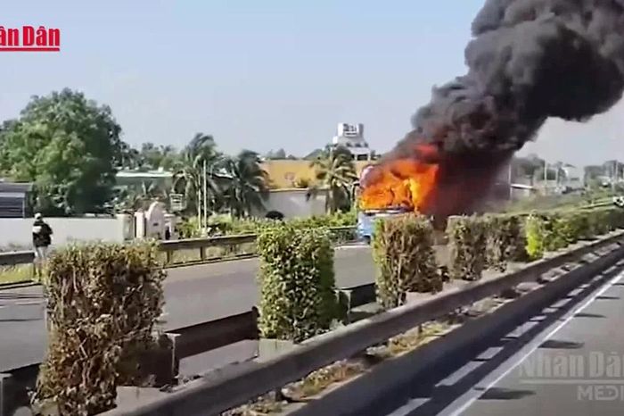 [Video] Xe khách cháy trên cao tốc TP Hồ Chí Minh - Trung Lương, ùn tắc kéo dài - Báo Nhân Dân