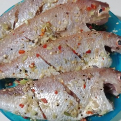 Cá mua về rửa sạch bỏ máu trong phần miệng cá. cạo sach phần máu tanh đó. Để cá ăn ko bị tanh và hôi. Trộn sả băm ớt băm cùng gia vị vào cá cho thấm. ướp ít nhất 15 phút.