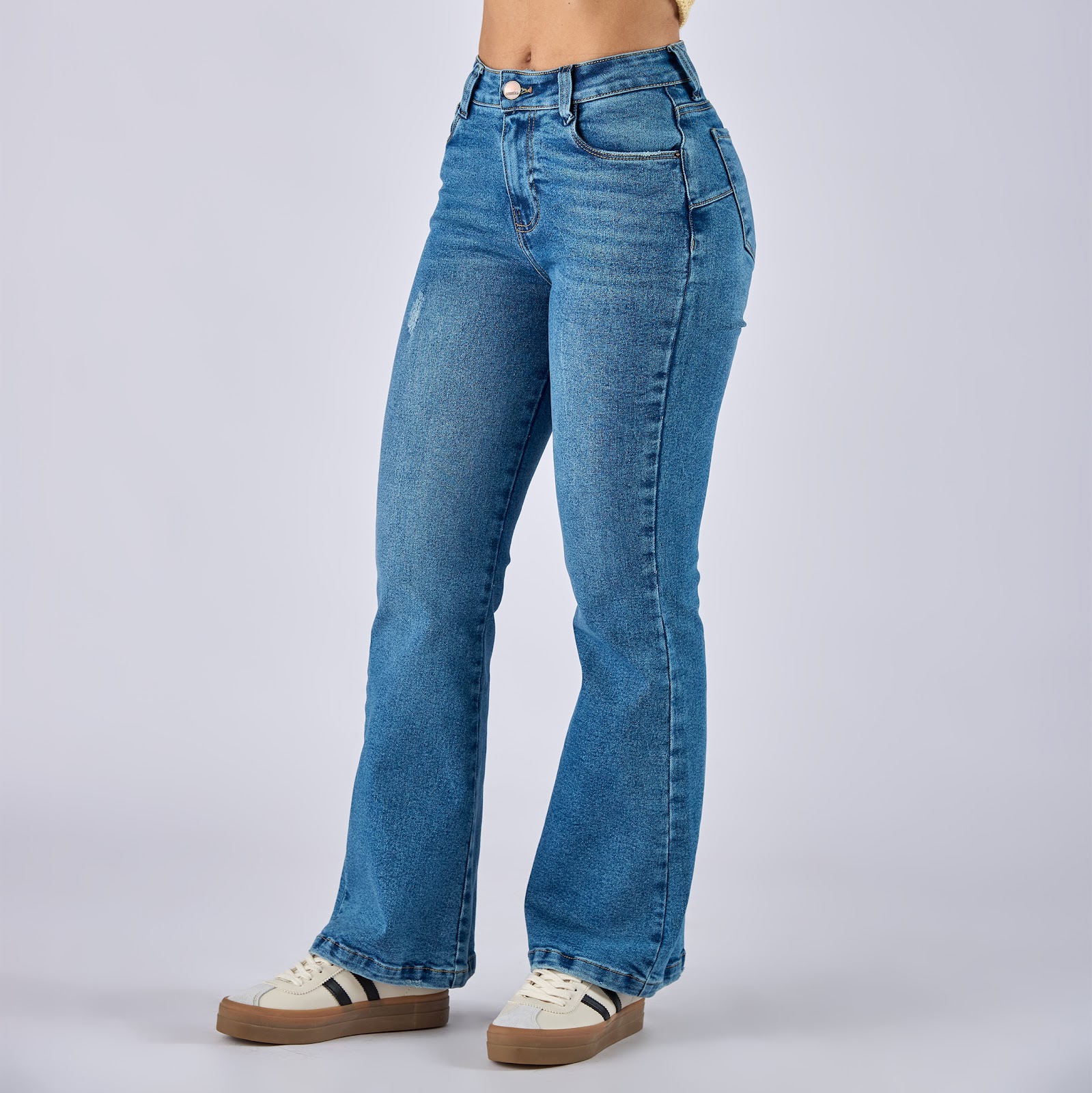 Jean flare boot licrado tiro medio en denim color azul medio - Vista 4