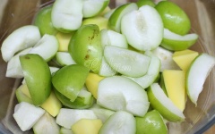 Cho trái cây đã cắt vào 1 tô lớn. Cho tiếp xí muội đã cắt vào. Thêm 3-4 muỗng canh muối tôm và 2 muỗng canh đường vào trộn đều lên.