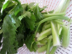 Hành tây gọt vỏ, cắt mỏng. Cần tây rửa sạch, cắt khúc. Chanh cắt làm đôi, vắt lấy nước cốt chanh.