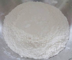 Trộn đều bột mì, bột nở, muối vào tô. Đổ hỗn hợp trứng ở trên vào cùng, đánh đều tạo thành một khối đồng nhất. Đem bột ủ khoảng 30 phút.