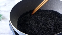 Cách chế biến mè đen: Bắc chảo lên bếp và đun nóng chảo. Cho 100gr mè đen trên vào đảo đều với lửa vừa cho đến khi hạt mè nổ lách tách và có mùi thơm tự nhiên. Khi mè đã nguội hẳn, bạn cho mè đã rang vào máy xay sinh tố cùng 500ml nước dừa tươi. Xay đến khi hỗn hợp mịn tiến hành lọc qua rây để lấy phần nước mè.