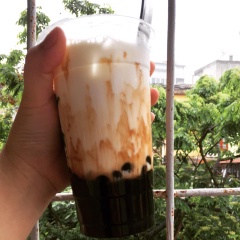 Để trân châu nguội bớt rồi trình bày ra cốc. Cho lượng trân châu tùy thích, thêm đá rồi rót sữa vào là bạn có ngay 1 ly sữa tươi trân châu đường đen handmade 100% thơm ngon hơn ngoài hàng r hehe^^. Mọi người nhớ làm thử và thành công nhaaaa