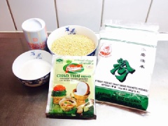 Đậu xanh ngâm qua đêm (hoặc ngâm trước 5 giờ). Đậu xanh sau khi ngâm đem xả lại nước cho sạch rồi bỏ vào xửng hấp chín. Khi đậu xanh chín, chia ra thành 4 phần. 3 phần đem xào cùng đường, cốt dừa bột, muối và bột đường vani, rồi vo viên nhân tròn bằng nhau (cho khoảng 15-20 cái bánh tùy theo lớn hay nhỏ). Còn lại 1 phần để nguội đem xay nhuyễn, để khi bánh hấp xong rồi lăn qua đậu xanh.