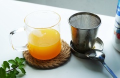 Cắt 3 quả chanh dây. Cho thêm khoảng 100ml nước lọc vào và lọc hạt chanh dây.