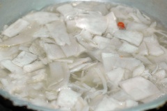 Làm nóng dầu ăn trong chảo, cho măng vào xào với hạt nêm, bột ngọt đến khi măng săn lại. Đổ nước vào đun sôi, nếu ăn được cay có thể cho thêm vài lát ớt.