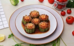 Sau đó đổ hỗn hợp nước sốt vào chảo khổ qua vừa chiên, đậy nắp lại và rim khổ qua trong khoảng 5 phút rồi tắt bếp là xong. Bạn trang trí ra dĩa rồi dùng cánh hoa cà rốt đã cắt khi nãy làm nhụy hoa.