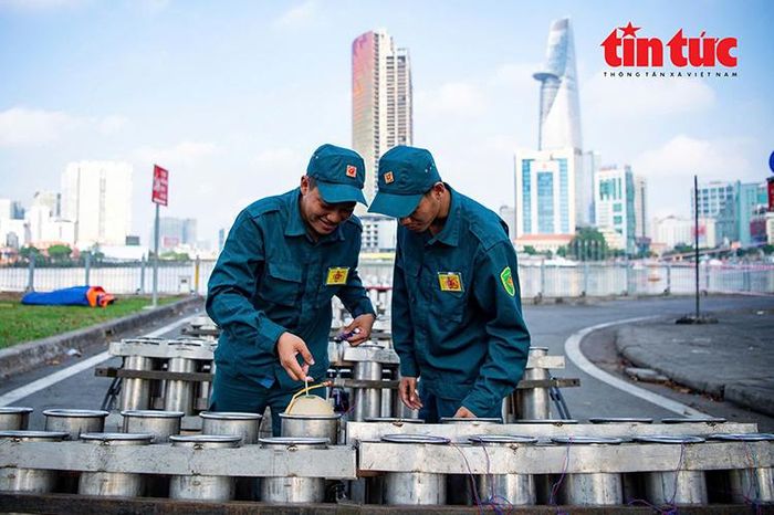 TP Hồ Chí Minh: Cận cảnh trận địa pháo hoa tầm cao trước giờ khai hỏa - Báo Tin Tức TTXVN