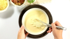 Làm nhân flan trứng: cho vào tô 4 quả trứng gà, 120gr kem tươi whipping, 55ml sữa tươi không đường và 1/2 muỗng cà phê tiêu, đánh lên cho hoà quyện. Tiếp theo cho thêm 3gr nhục đậu khấy bào mịn và 5gr ngò tây băm nhuyễn và hỗn hợp rồi đánh đều lần nữa.