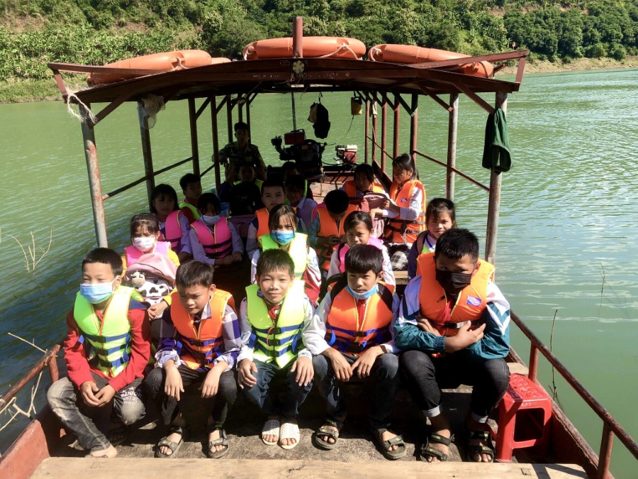 Công đoàn - Chi đoàn Giáo viên Cán bộ Khoa Khoa học Tự nhiên - Công nghệ trao tặng áo phao cứu sinh cho học sinh Trường TH, THCS Tạ Bú