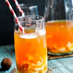 Thêm nước trà vải vừa pha vào đều các ly, có thể thêm nước đường vào cho vừa miệng, khuấy đều và thưởng thức. Có thể thêm đá viên nếu thích dùng lạnh.