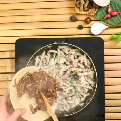 Phi thơm 1 muỗng canh hành tím băm, cho thịt ba chỉ ướp sẵn và xào săn, cho tiếp 50gr mọc nhĩ ngâm nở thái nhỏ, 50gr nấm hương thái nhỏ xào chín, cho thêm 1 muỗng cà phê tiêu xay rồi đảo đều.