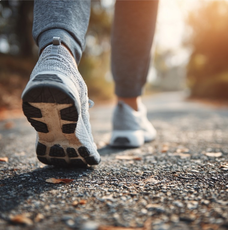 걷기 운동으로 혈당을 관리하는 장면