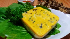 Bạn có thể dùng tăm kiểm tra độ chín của chả, tăm không ướt dính là chả đã chín đều đó nhé. Chả chính bạn chỉ cần rắc tiêu lên trên là có thể thưởng thức với cơm nóng rồi.