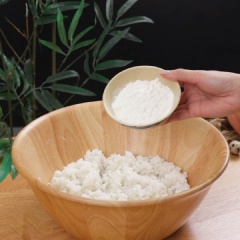 Cho 1 cái lòng đỏ trứng gà vào 300gr cơm nguội, sau đó cho vào 2 muỗng canh bột mì, 2 muỗng canh hạt nêm, 2 muỗng canh nước tương, 1/2 muỗng cà phê tiêu xay và 30gr hành lá cắt nhỏ. Sau đó dùng muỗng trộn đều.