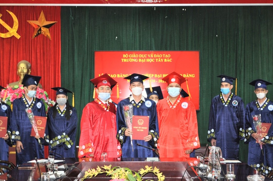 Trường Đại học Tây Bắc trao bằng tốt nghiệp đại học, cao đẳng đợt 03 năm học 2020 - 2021