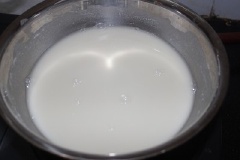 Hòa tan 5gr men nở với 200ml nước ấm trong tô. Sau đó, dùng màng bọc thực phẩm bọc miệng tô lại, để yên khoảng 30 phút.