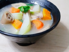 Tất cả rau củ đã chín bạn nêm lại gia vị cho vừa ăn rồi thêm chút tiêu, hành lá vào là tắt bếp múc canh ra bát và thưởng thức ngay thôi. Canh đuôi heo hầm rau củ mềm ngon, thơm ngọt rất hấp dẫn.
