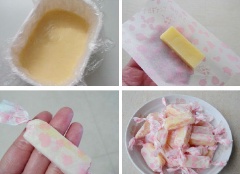 Đổ hỗn hợp vào khay, để nguội sau đó để trong tủ lạnh 20 tiếng. Hoặc khi bánh đông lại, bề mặt bánh mịn thì được. Bánh được bạn lấy ra, cắt thành những miếng nhỏ vừa ăn. Cầu kỳ hơn có thể mua giấy gói bánh về gói cho thêm xinh và hấp dẫn.