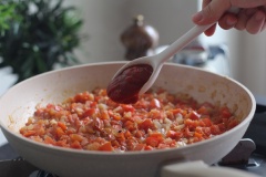 Cho 1 muỗng canh Ketchup, muối, đường, tiêu vào đảo đều. Các bạn có thể nêm nếm lại gia vị sao cho vừa miệng.