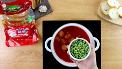 Cho tiếp vào nồi 600ml nước dừa tươi, 100gr đậu Hà Lan, 150gr đậu trắng, 150gr cà rốt. Nấu 15 phút (hoặc tới khi đậu và cà rốt chín mềm).