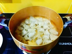 Cho hoành thánh đã gói cho vào nồi nước sôi, luộc đến khi chín, xong vớt ra cho vào tô nước lạnh. Sườn heo rửa sạch cho vào nồi nước luộc sơ để loại bỏ tạp chất.
