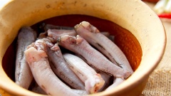 Cá bống làm sạch, cho vào tộ đất. Ướp cá với 1 muỗng canh đầu hành lá băm, 1 muỗng canh hành tím băm, 1 muỗng canh đường, 1/2 muỗng canh hạt nêm, 1/3 muỗng canh muối, 1/3 muỗng canh tiêu, 2 muỗng canh nước mắm, 1/2 muỗng canh nước màu và 4-5 trái ớt đỏ. Trộn đều tất cả rồi ướp 15 phút cho cá thấm gia vị.