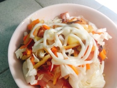 Vậy là xong rồi, mình đã có món salad trộn vừa chua ngọt lại vừa mặn mà để bữa ăn không còn ngán nữa. Tùy khẩu vị bạn có thể cho nhiều hay ít mayonaise nhé!