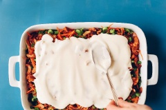 Pha đều nguyên liệu phần sốt lại với nhau gồm: mayonnaise, nước cốt chanh và mật ong vào trộn đều, đổ lên mặt trên cùng.