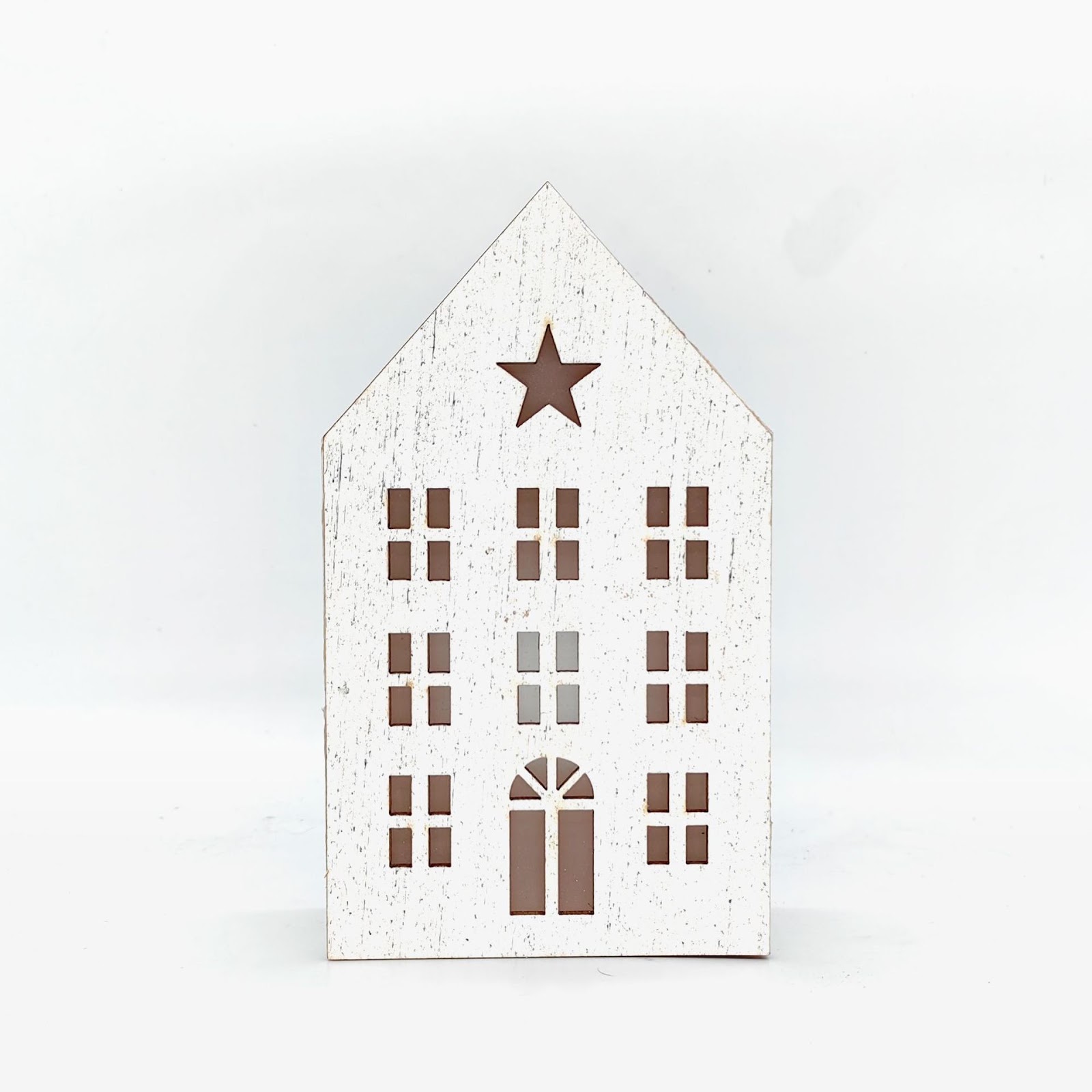 Weihnachtliches Holzhaus mit Beleuchtung als Tischdekoration